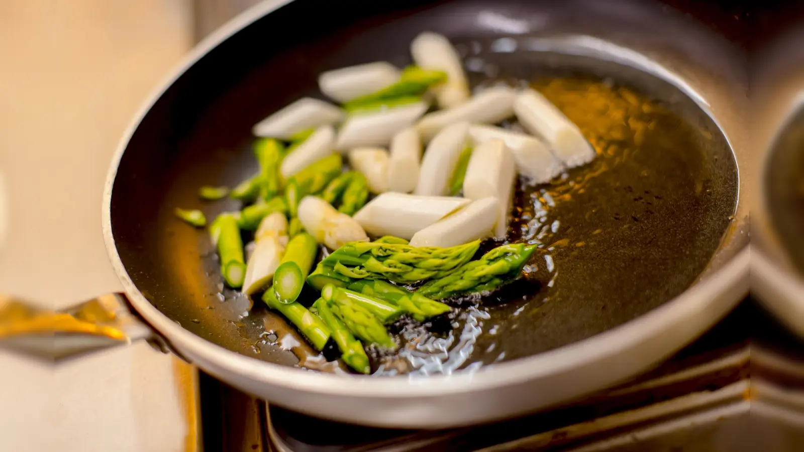 Gelungene Mischung: Weißer und grüner Spargel lassen sich hervorragend zusammen genießen. Kurz angebraten – zum Beispiel in Olivenöl – und gewürzt, kommt die feine nussige Note zur Geltung. (Foto: GMH/Spargelstrasse NRW)