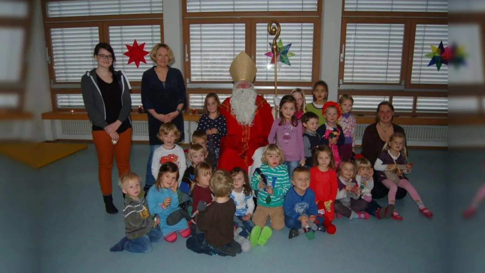 Die Kinder beeindruckten den Nikolaus mit einstudierten Gedichten und Liedern. (Foto: pi)
