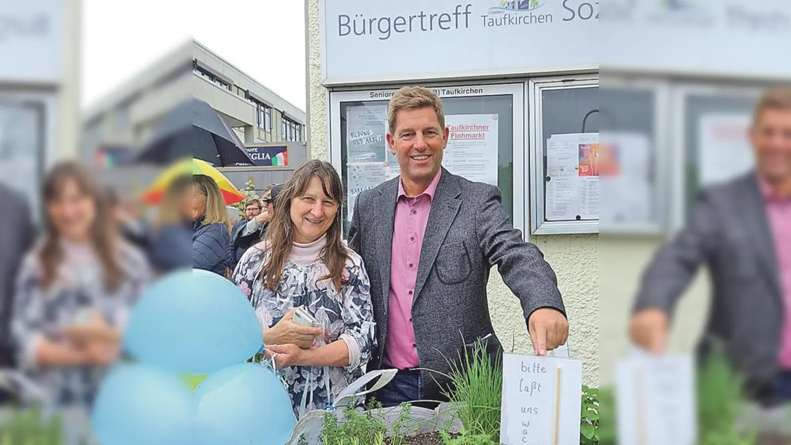 Bürgermeister Ullrich Sander und Ursula Schulze, die zu den fleißigen Gärtnern beim Projekt »Essbare Stadt« gehören, weisen darauf hin, dass die Pflanzen zwar probiert werden dürfen, aber »TO STAY« angedacht sind.	 (Foto: VA)