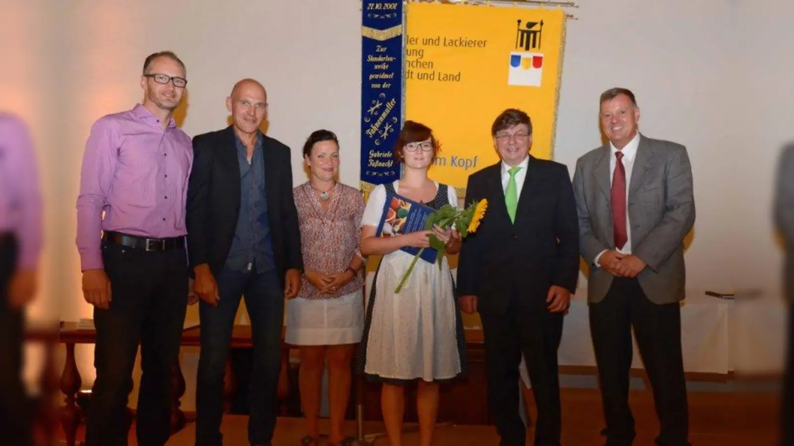 Eine Eins mit Stern (von links): Innungsausbilder Thomas Vogt, Berufsschullehrer Andreas Kainz und Brigitte Traub, Innungssiegerin Franziska Dürr, Obermeister Ulli Faßnacht und Hendrik Bauer (Lehrer der Kolping-Berufsschule). (Foto: Roland Weegen)