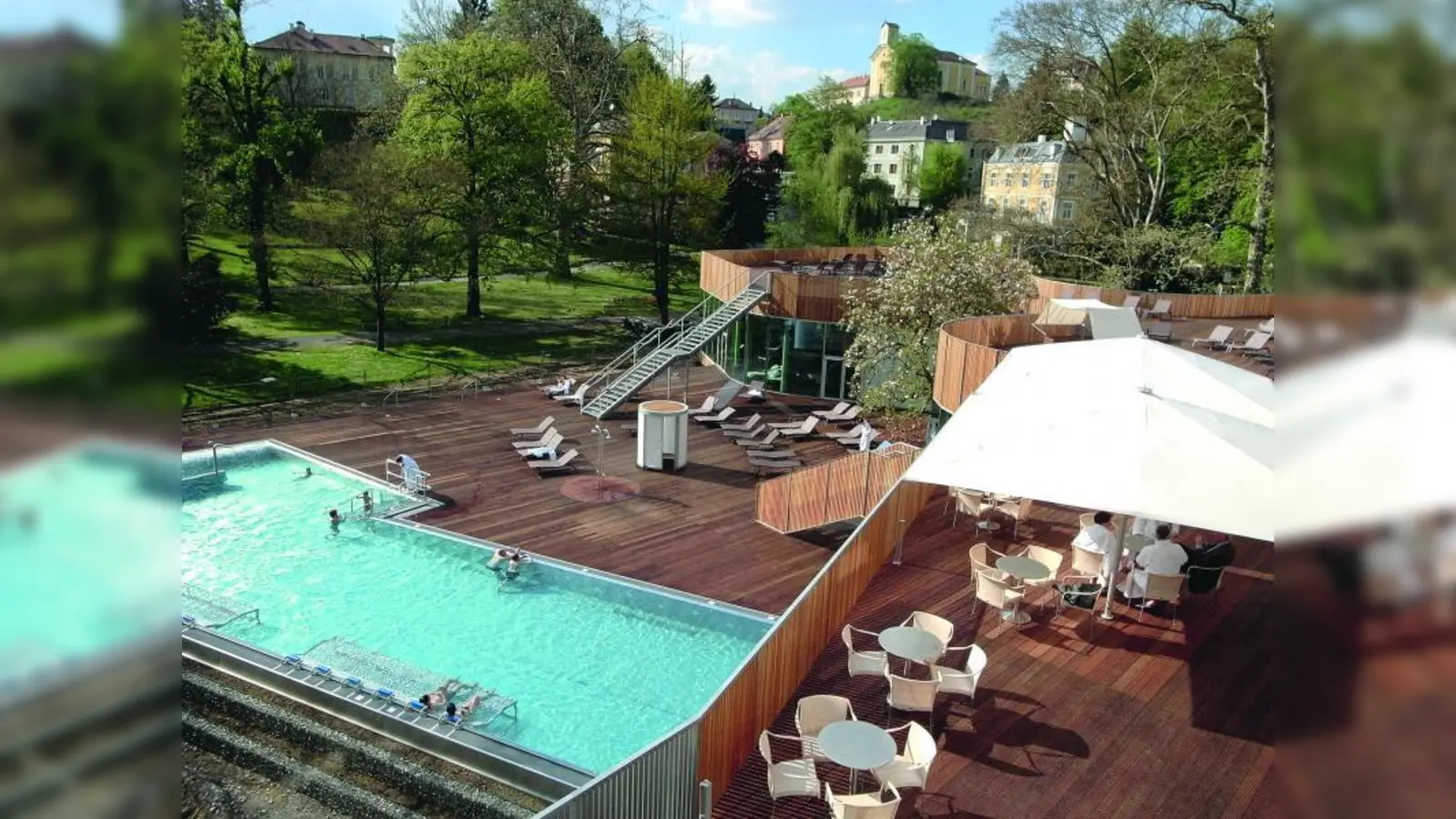 Die Natur ist ein guter Therapeut - davon kann man sich im Heilbad von Bad Gleichenberg überzeugen. Der äußere Liegebereich geht in den Kurpark über. (Foto: pi)