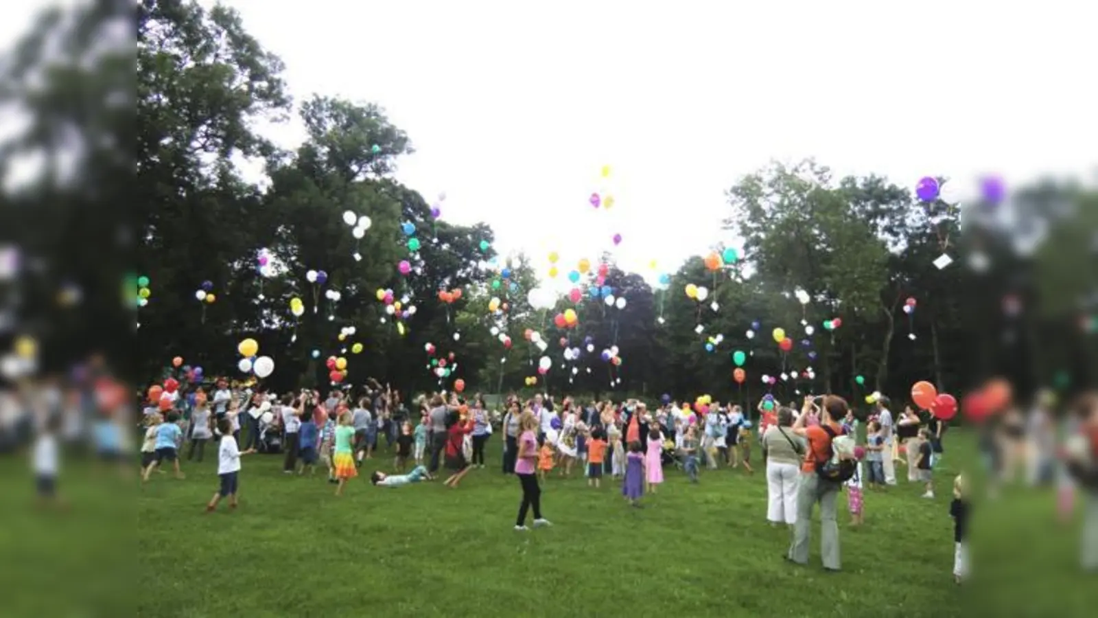 Zum Abschluss des gelungenen Jubiläumsfestes veranstaltete der Integrationskindergarten einen Luftballonwettbewerb. 	 (Foto: VA)