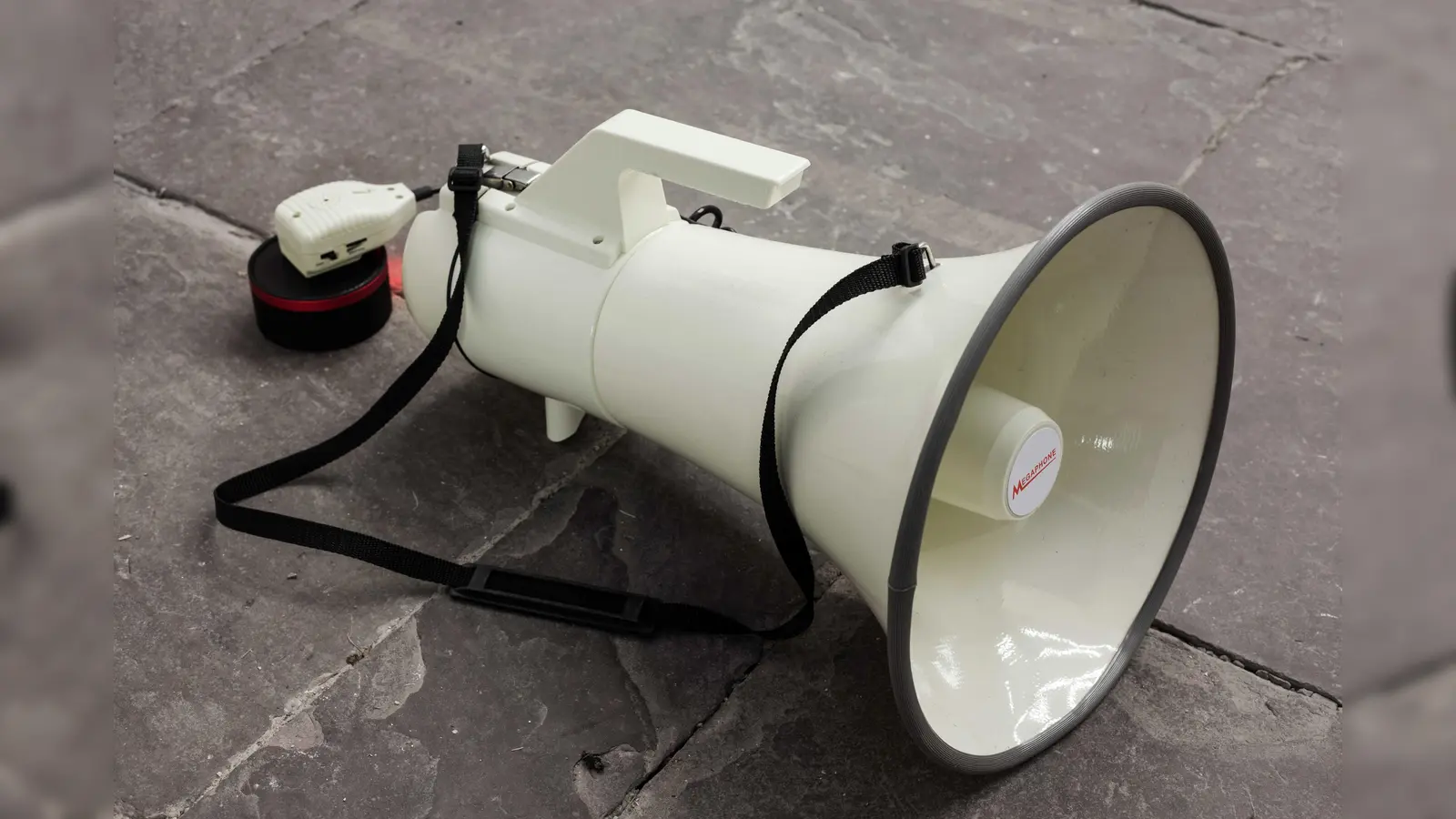 Die Künstler Thomas Weinberger und Benjamin Zuber thematisieren mit Margaret Thatchers Diktum „There is no such thing as society“ eine der Grundüberzeugungen des Neoliberalismus. (Foto: © VG Bild-Kunst, Bonn 2020)