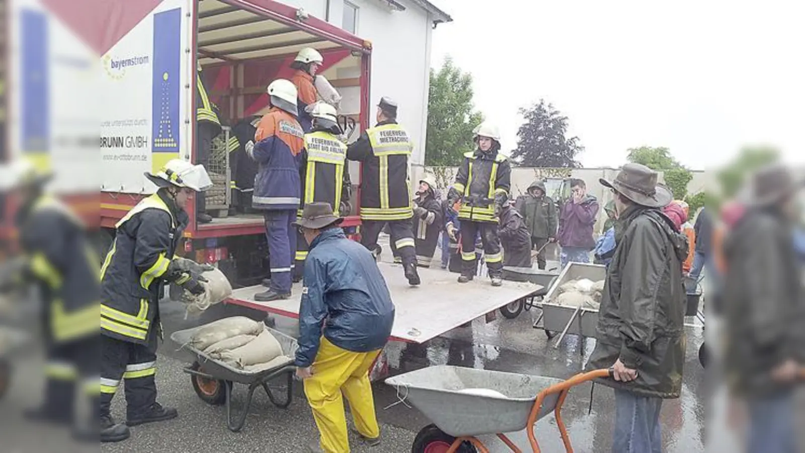 Die Ottobrunner Sandsäcke waren in Bad Aibling hoch will- kommen.	 (Foto: FFO)