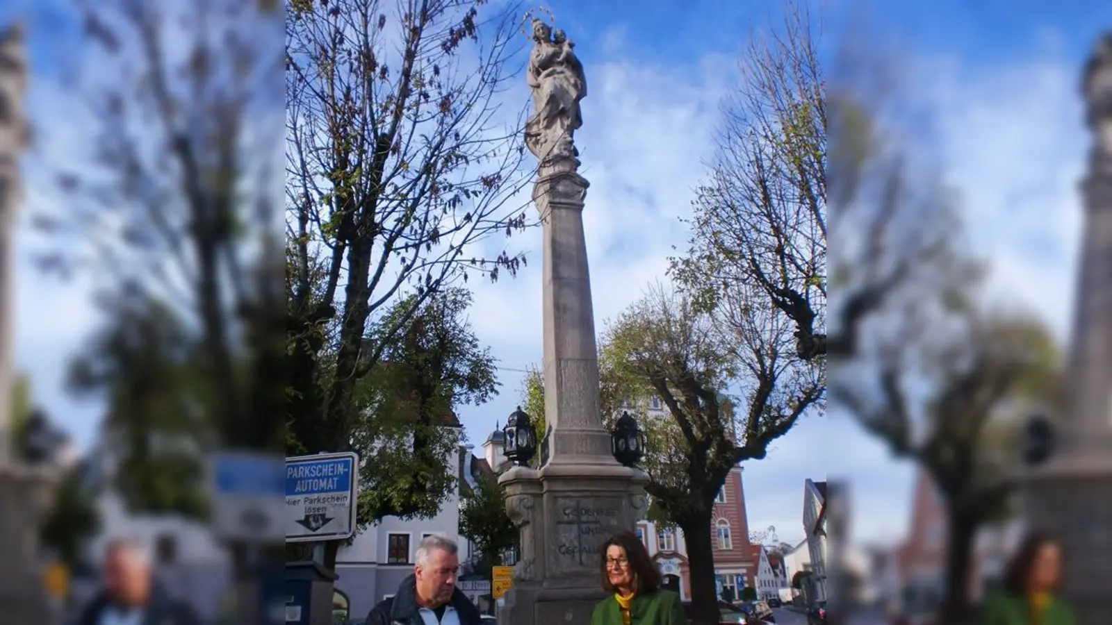 Die Mariensäule am Grafinger Marktplatz, davor die 1. Bürgermeisterin Angelika Obermayr (re) und Archivleiter Bernhard Schäfer, der die Restaurierung geplant und in Auftrag gegeben hatte.  (Foto: Otto Hartl)