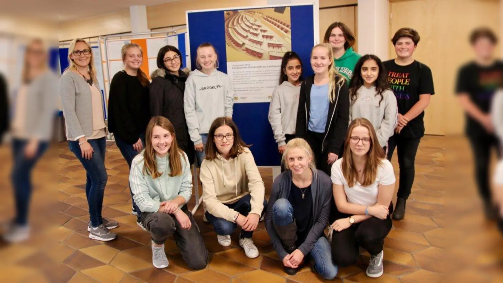 „Viel Arbeit, aber auch viel Spaß.” Die achten bis zwölften Klassen im Bert-Brecht-Gymnasium haben an der Juniorwahl teilgenommen. Dank der ehrenamtlichen Wahlhelferinnen (links die verantwortliche Lehrerin Laura Zimmermann) klappte die Wahl reibungslos. (Foto: us)