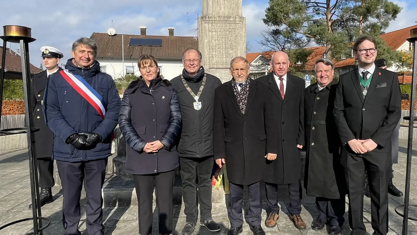Stehen gemeinsam für ein friedliches Europa (v.l.): Vize-Bürgermeister Ludovic Maetz (Le Vesinet), Zweite Bürgermeisterin von Bischofshofen, Eva Bischofer, Bürgermeister Wolfgang Panzer, Antoni Szlagor (Bürgermeister von Zywiec), Stadtratsvorsitzender Jareslaw Gowin (Zywiec), 3. Brgm. Richard Raiser und Vizebürgermeister Andy Bailey (Witney). (Foto: hw)