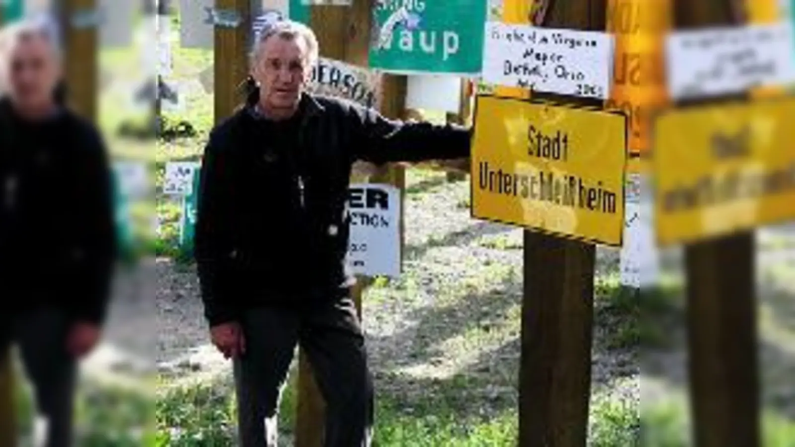 Unterschleißheim gibt es jetzt auch in Kanada  zumindest das »fast originale« Ortsschild, das Herbert Ächtner 8.350 Kilometer weit transportiert  (hat.F.: Ächtner)