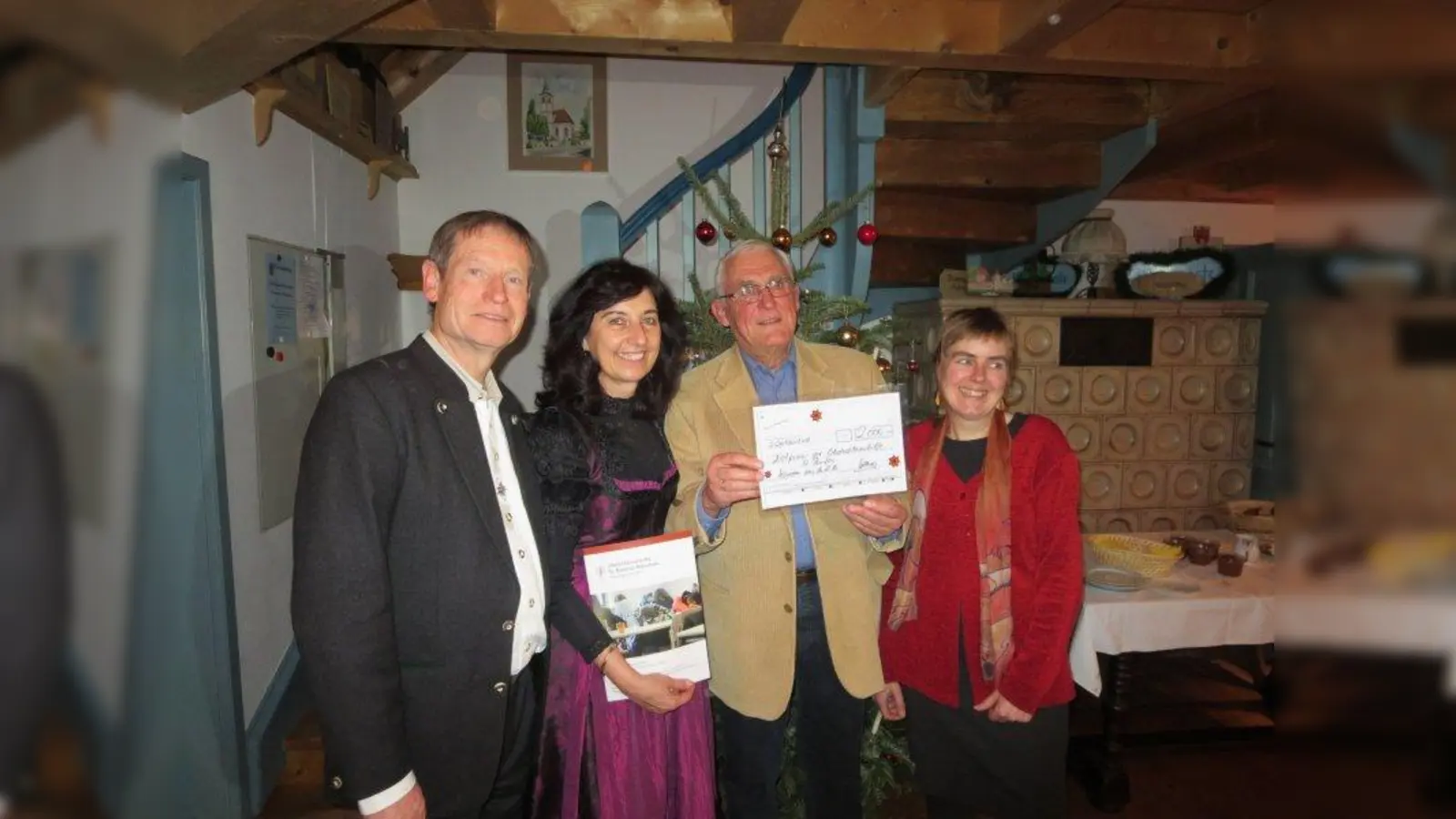 Spende für die Arztpraxis im Haneberghaus: v.l. v.l. Dr. Hans-Joachim und Claudia Willerding, Dr. Werner Korb und Dr. Sabine Kohlmann (Mitarbeiterin der Praxis Willerding und früher im Haneberghaus tätig). (Foto: Praxis Dr. Willerding)