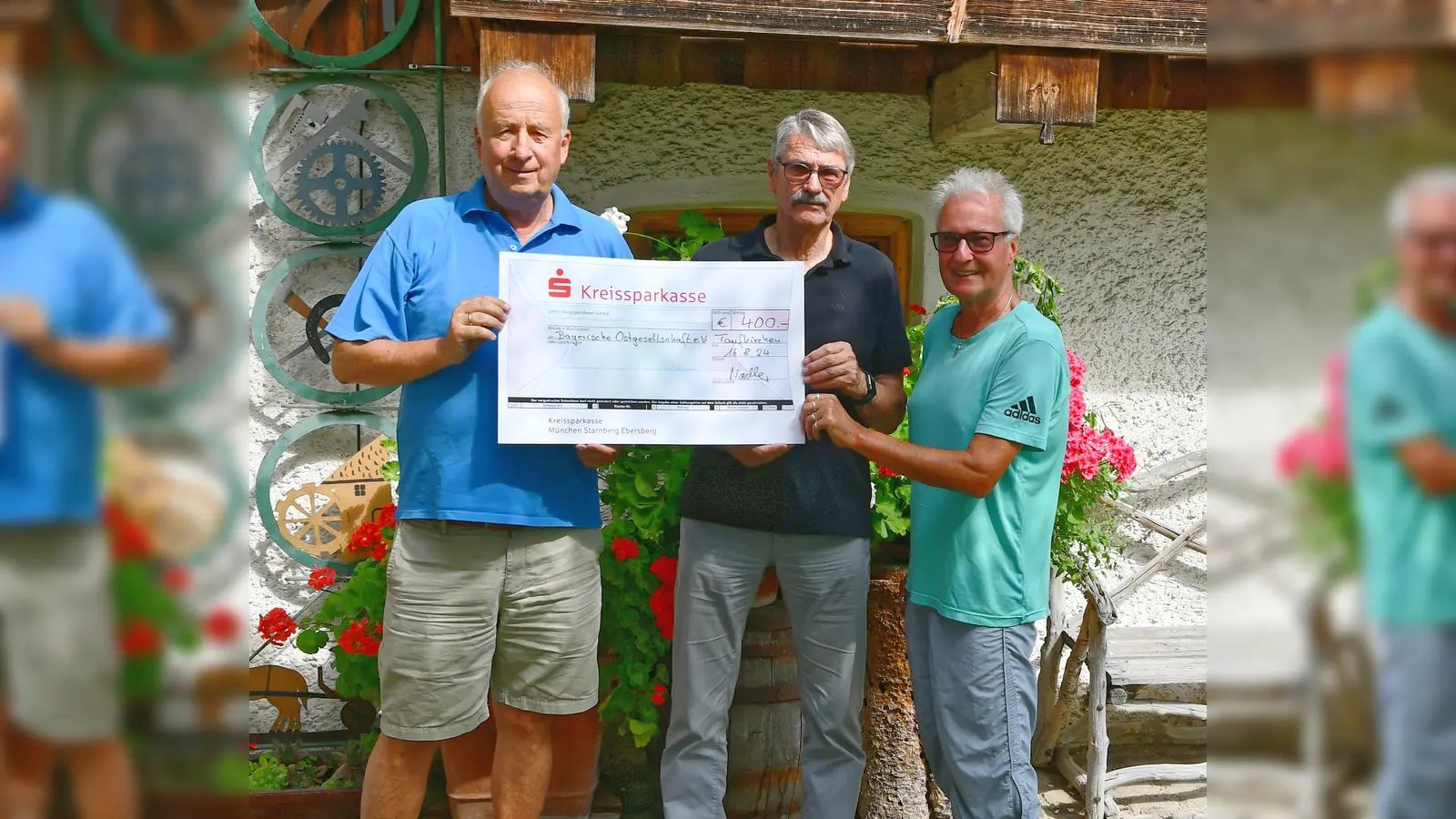 Christoph Nadler (Grüne Kreistag), Walter Albrecht (Bay. Ostgesellschaft) sowie Rudi Schwab (Gemeinderat Taufkirchen) bei der Scheckübergabe. (Foto: Nadler)