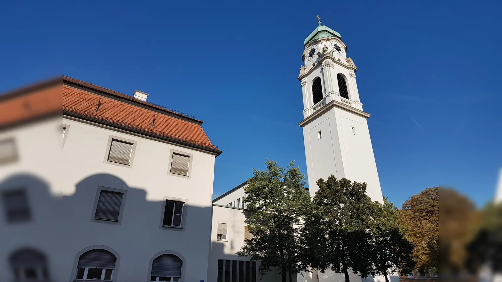 Die Tour beginnt bei der katholischen Kirche St. Wolfgang am St.-Wolfgangs-Platz. (Foto: bas)