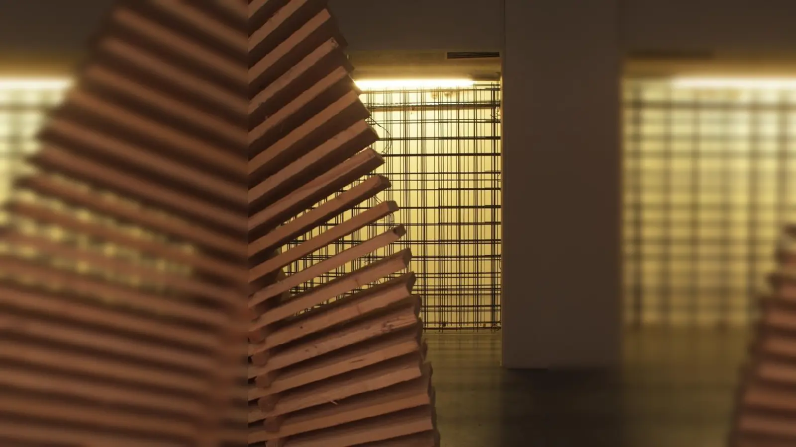 Licht im Wechselspiel mit Holz und Metall: zu sehen in der Ausstellung Hoch &amp; Tief in den Kunstarkaden.  (Foto: VA)