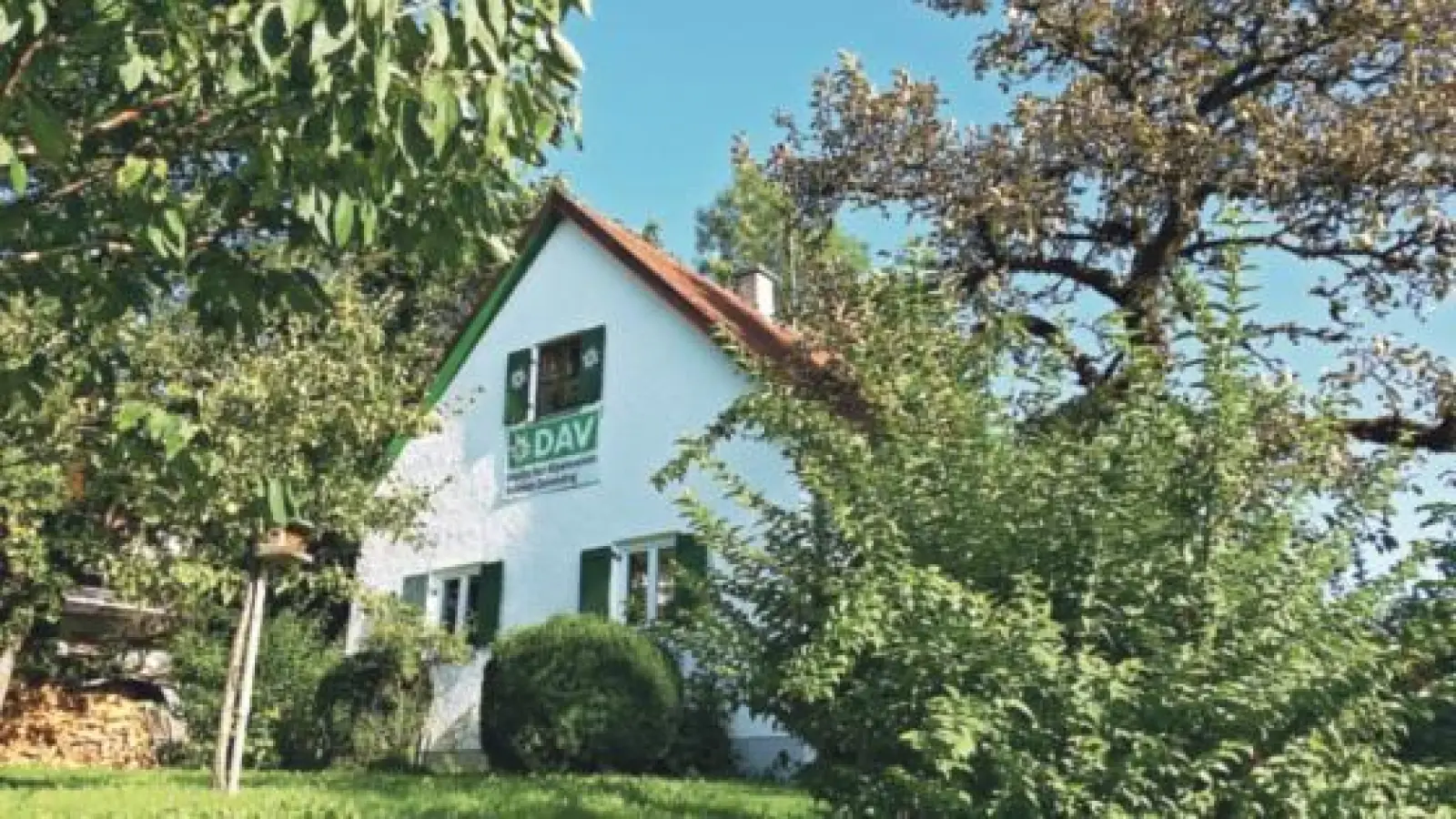 Schon an der Geschäftsstelle des Zornedinger Alpenvereins  der »Huiberghüttn«  fühlt man sich den Bergen irgendwie ein Stückchen näher.  (Foto: Stefan Dohl)