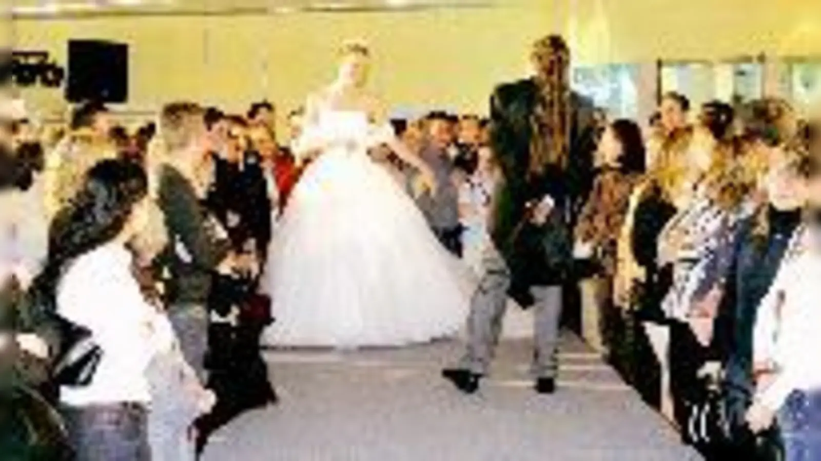 Ein Brautkleid wirkt erst dann richtig, wenn es getragen wird. Bei der Catwalk-Party in Feldmoching kann man sich ein genaues Bild machen.	 (Foto: Veranstalter)