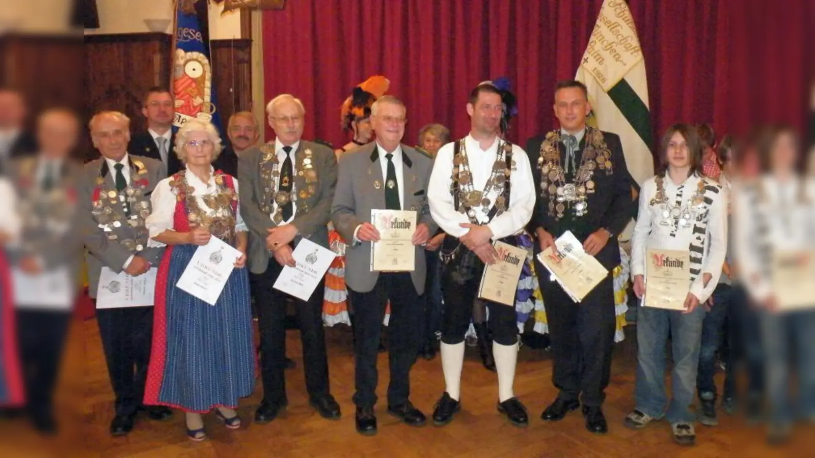 Die gekürten Könige und Königinnen: (v.l.) Johann Aunkofer, Ursula Henke, Peter Kremser, Heinz Ramsperger, Richard Graf, Ralf Weisheit und Ferdinand Bentlage (v.l.). (Foto: pi)