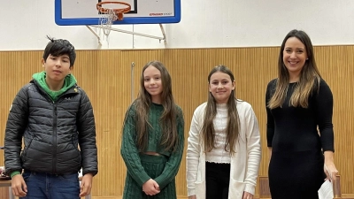 Die drei Klassensieger des Vorlesewettbewerbs der Carl-von-Linde Realschule sind Alexander Fürholzer, Ilvana Bajrektarevic (mittig) und Nina Dodig, im Bild mit Deutschlehrerin Sandra Simeone. (Foto: Riepertinger / CvL Realschule)