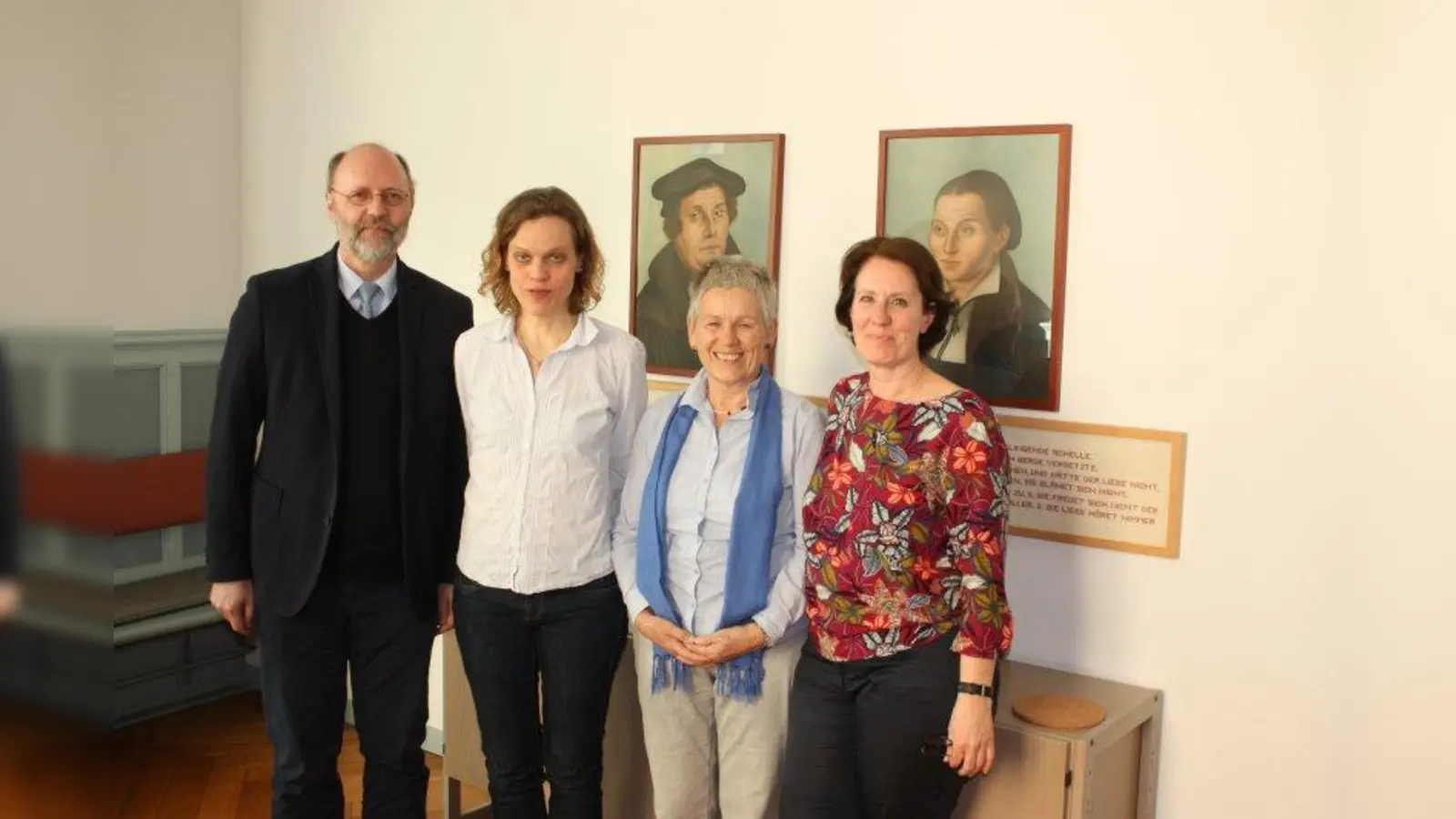 Das Team der Nachbarschaftsbrücke (von rechts): Kristina Winter und Ute Rosner-Grages (1. und 2. Vorsitzende des Gemeinde-Diakonievereins) mit dem Leitungsteam, Annika Krummacher und Konrad Huber. (Foto: job)