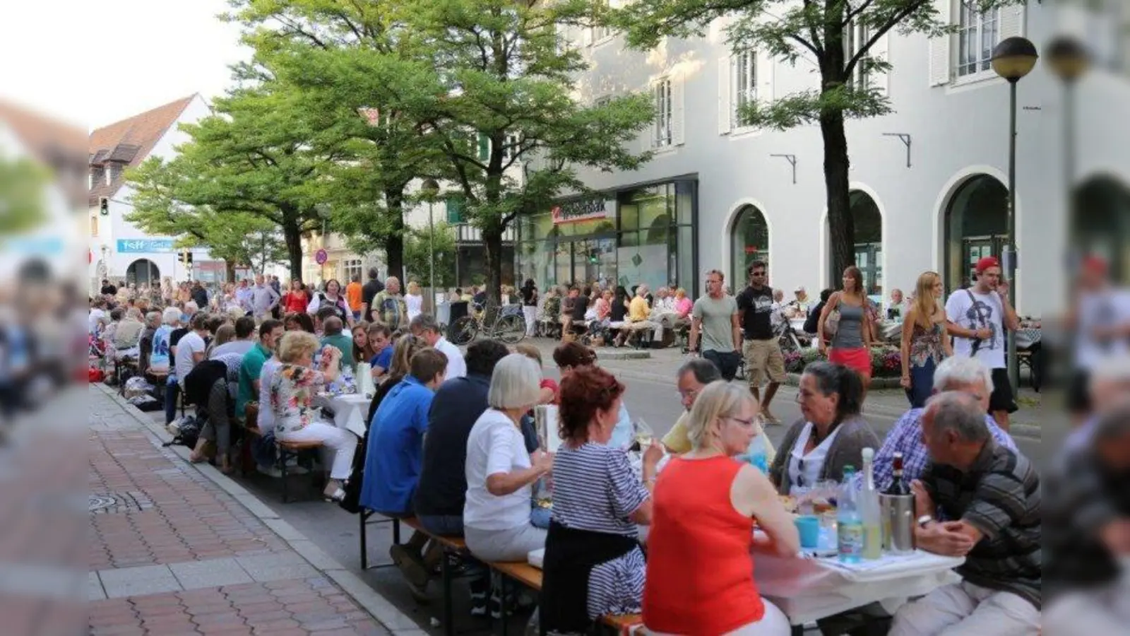 Zusammen essen, zusammen bei Live-Musik feiern: Am 20. Juli  verwandelt sich die ganze Innenstadt wieder  in eine kulinarische Tafel unter freiem Himmel. (Foto: Stadt Starnberg)