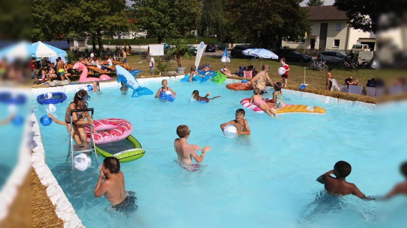 Die Junge Union Vaterstetten lädt auch dieses Jahr wieder zum Strohballen-Pool ein.  (Foto: JU Vaterstetten)