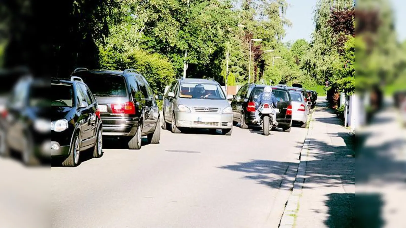 Slalom in der Niederalmstraße  KVR denkt über neue Parkregelung nach.  (Foto: A. Boschert)