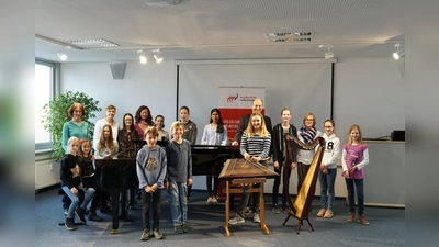 Erfolgreiche Vaterstettener Preisträgerinnen und Preisträger mit ihren betreuenden Lehrkräften beim Abschlußfoto am vergangenen Wochenende (Foto: Musikschule Vaterstetten)