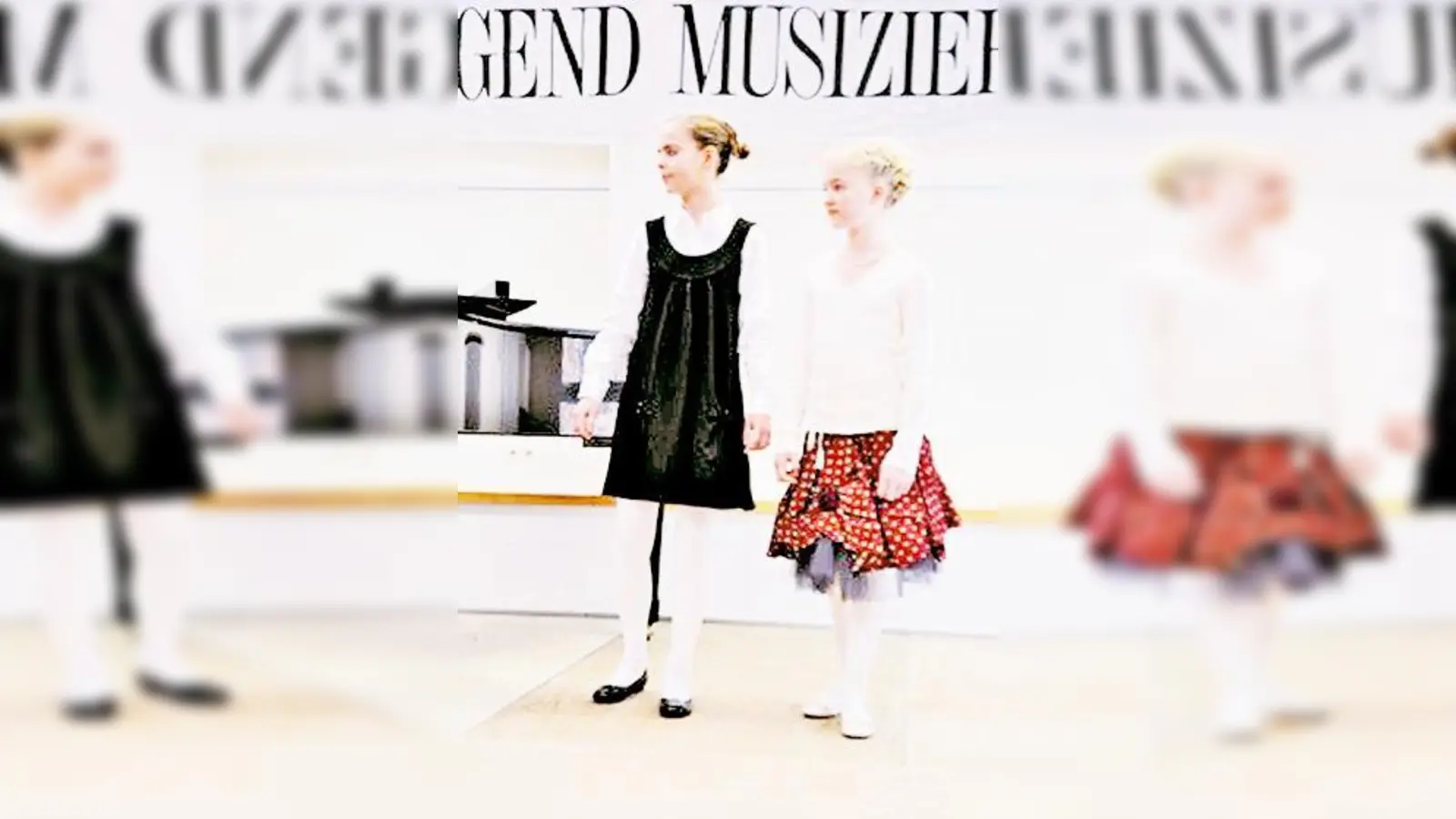 Lucia Feneberg (re.) hat mit Tatjana Hösch bei »Jugend musiziert« den 1. Preis gewonnen.  (Foto: Privat)