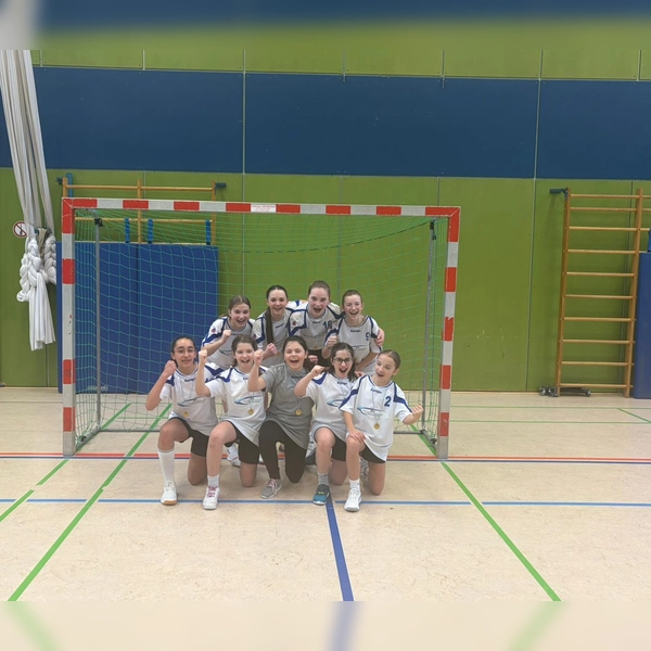 Die Mädchen-Mannschaft des Carl-Orff-Gymnsiums ist jetzt im Südbayernfinale. Es spielten Maria Krause (Tor), Sophie Niederlechner, Marie Schulz, Alix Le Bras, Ida Blanke, Aiona Gonzales, Astrid Alonso-Imm, Theresa Haselbeck und Nisa Turan. (Foto: Michael Weber)