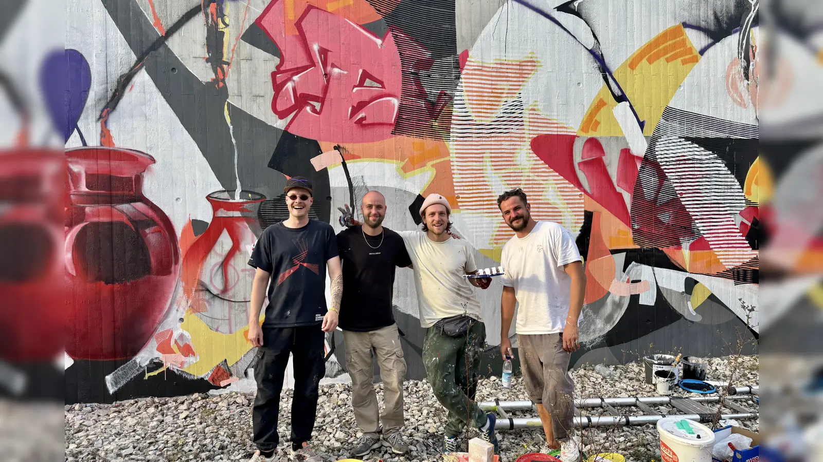 Raphael, Eric, Thorben und Adrian (v.l.) von Outer of Circle gestalteten eins der Wandelemente von 12x5 Metern gemeinsam.  (Foto: Ulrike Seiffert)