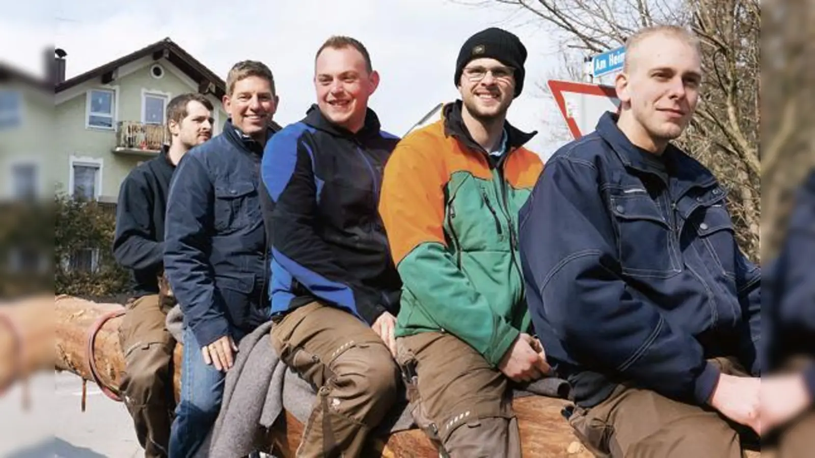 Auch Bürgermeister Ullrich Sander freute sich über das Einbringen des Taufkirchner Maibaums.  (Foto: hw)