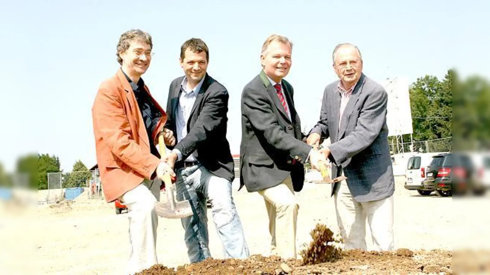 Beim ersten Spatenstich (v. l.): Die Architekten David Reichert und Alexander Bauer, Bürgermeister Jan Neusiedl und Kreisrat Otto Glaser.  	 (Foto: hol)