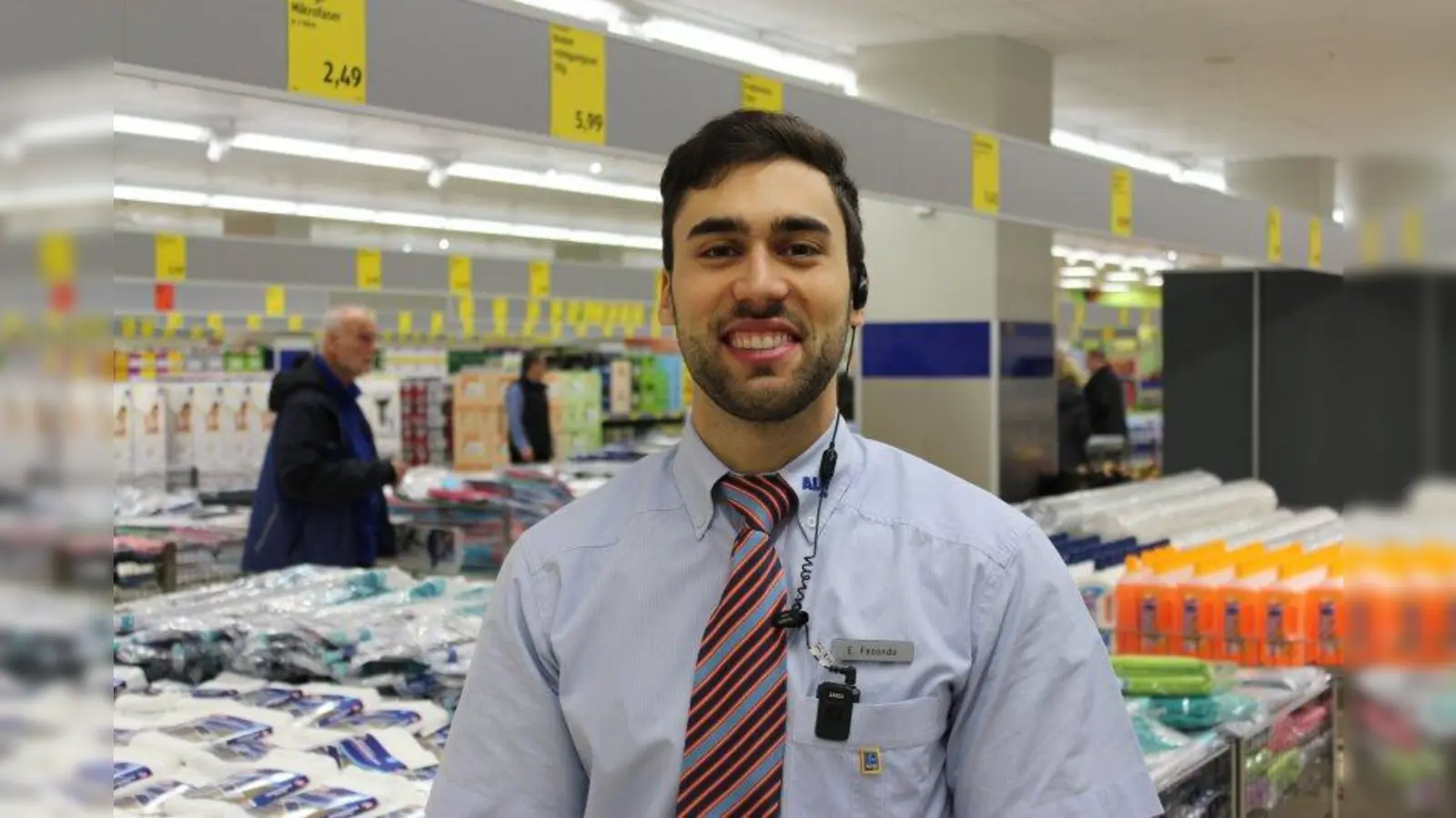 Emanuele Fecondo, Leiter der ALDI SÜD Filiale in Martinsried: „Ich bin sehr glücklich, dass ich vom Unternehmen die große Chance bekommen habe, die Filiale hier im Würmtal Center zu leiten. Seit 2012 bin ich mit meiner Ausbildung, die ich 2009 bei ALDI SÜD begonnen habe, fertig. Danach war ich drei Jahre im Filialführungsnachwuchsprogramm. Jetzt, mit 23 Jahren, darf ich zum ersten Mal eine eigene Filiale leiten. Das ist großartig. Wenn man sich in die Ausbildung bei ALDI SÜD reinhängt, hat man tolle Karrierechancen.“ (Foto: sb)