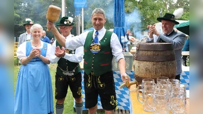 Bürgermeister Christoph Böck beim Anzapfen 2018, rechts der 1. Vorstand der Würmbachtaler Trachtler Michael Gerstel. (Foto: Würmbachtaler)