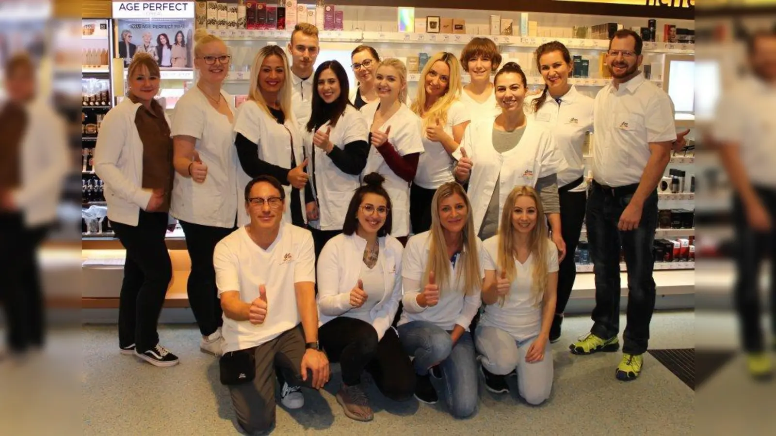 Das dm-Team im Tal 24 freut sich auf die Eröffnung: (vorne kniend von links) Harald Sieg, Melissa Christoph, Tanja Allgeier, Jasmin Raith, (hinten stehend von links) Julia Prottengeier, Melanie Schlott, Malgorzata Banas, Kevin Möckel, Tara Sallinger, Ann-Kathrin Peters, Christine Wanitschek, Dragana Ilic, Pauline Linneweh, Ayshe Kücük, Sarah Rieger (stellvertretende Filialleiterin) und Filialleiter Steffen Schreiber. (Foto: sb)