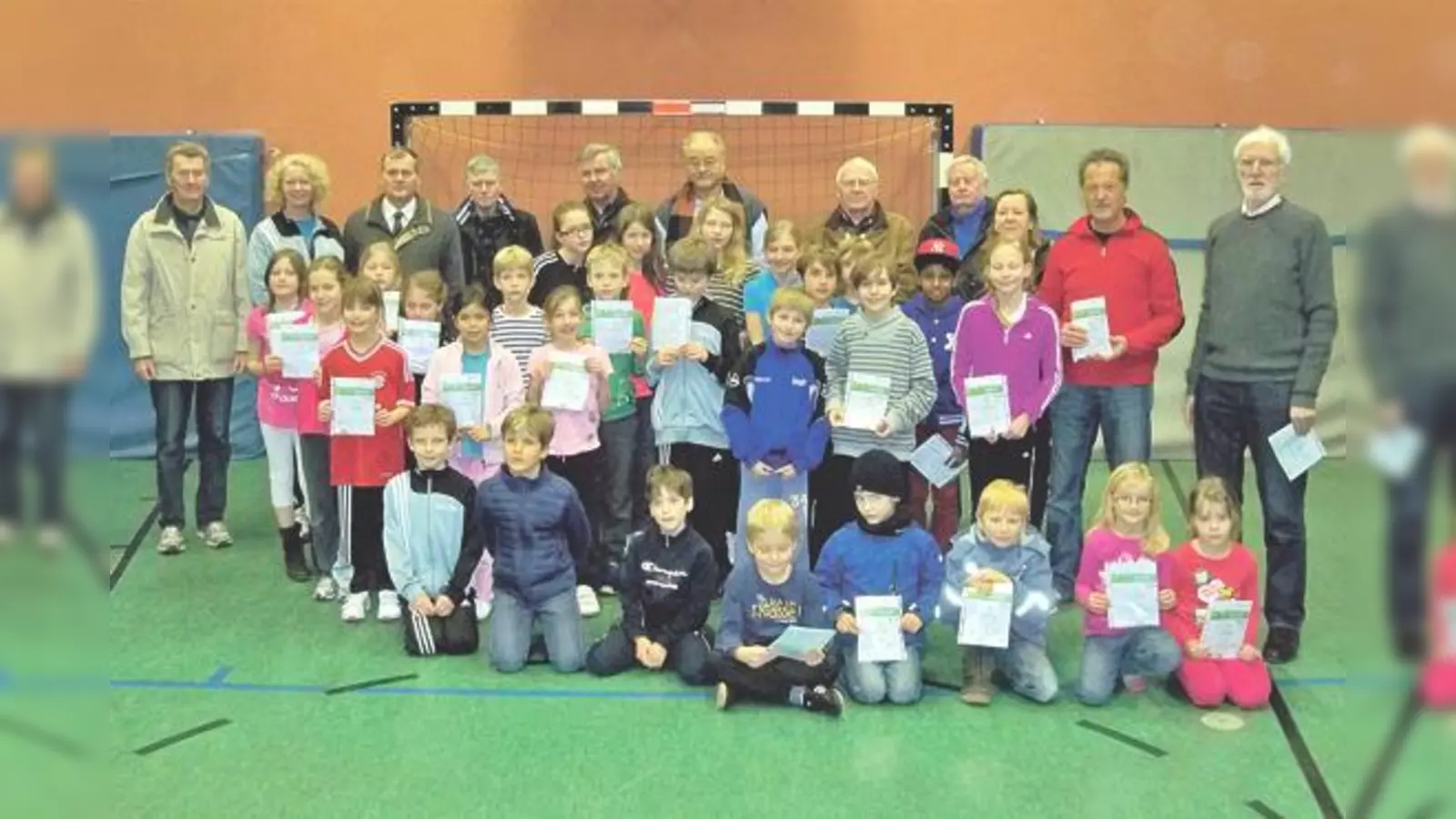 Freude über Sportabzeichen: Jugendtrainerin Ute Zacherl (hinten zweite von links) und Dieter Jurksch (rechts) mit den FC Perlach Mitgliedern. 	 (Foto: privat)