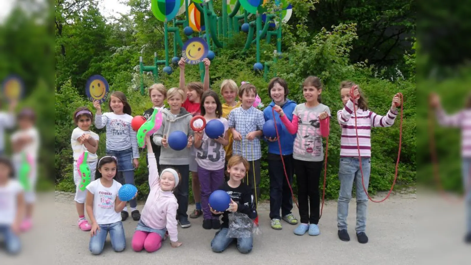 Die Gilmschüler freuen sich über die neuen Spielgerätschaften. (Foto: Sch)