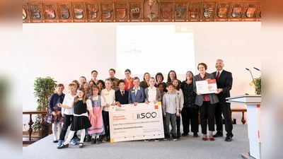 Schüler und Lehrer der Icho-Grundschule nahmen im Alten Rathaus den Münchner Schulpreis entgegen. Ganz rechts Rektor Martin Rothenaicher und Bürgermeisterin Christine Strobl. (Foto: Referat für Bildung und Sport/Tobias Hase)