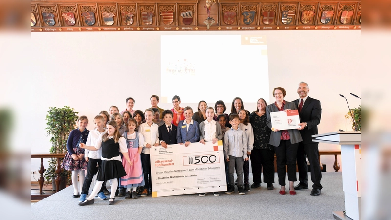 Schüler und Lehrer der Icho-Grundschule nahmen im Alten Rathaus den Münchner Schulpreis entgegen. Ganz rechts Rektor Martin Rothenaicher und Bürgermeisterin Christine Strobl. (Foto: Referat für Bildung und Sport/Tobias Hase)
