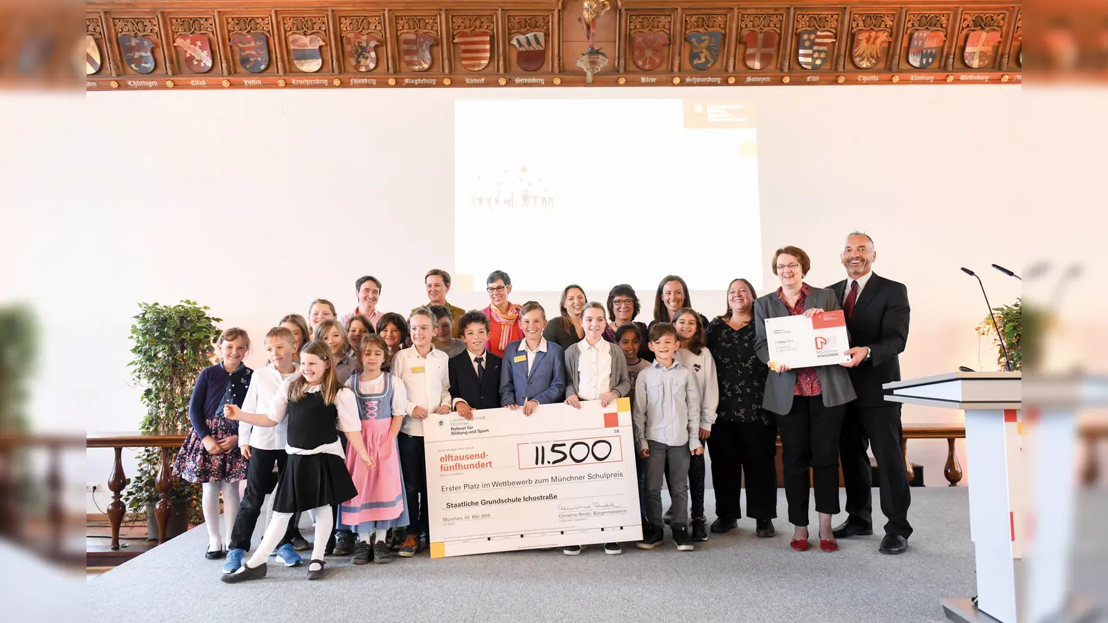 Schüler und Lehrer der Icho-Grundschule nahmen im Alten Rathaus den Münchner Schulpreis entgegen. Ganz rechts Rektor Martin Rothenaicher und Bürgermeisterin Christine Strobl. (Foto: Referat für Bildung und Sport/Tobias Hase)