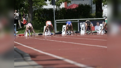 Anna Zimmermann (zweite von links) vom SV Germering ist bereit für den Start. (Foto: red)