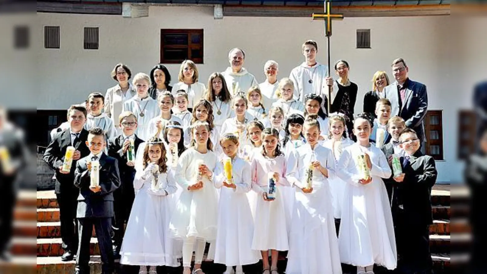Pfarrer Johannes Streitberger und seine Ministranten und Pastoralassistentin Christina Hoesch bereiteten die Kinder auf die Heilige Kommunion vor. 	 (Foto: VA)