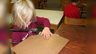 Mädchen sind wie Jungen hoch konzentriert bei der Sache, wenn&#39;s ums Arbeiten mit der Laubsäge geht. (Foto: tg)