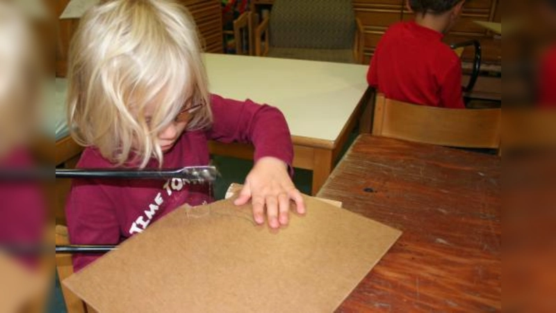 Mädchen sind wie Jungen hoch konzentriert bei der Sache, wenn&#39;s ums Arbeiten mit der Laubsäge geht. (Foto: tg)