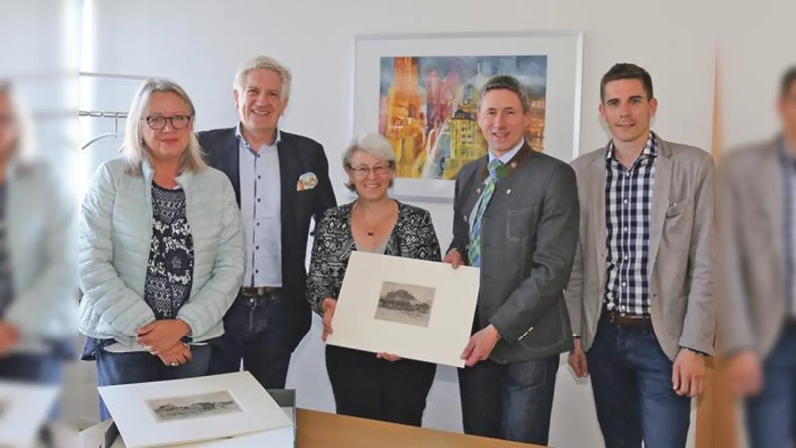 Übergabe der Radierungen durch Manfred und Siegmar Graf an Daniela Benker (Leiterin Forum Unterschleißheim, links), Gabi Wolf (ehemalige Leiterin Heimatmuseum, Mitte) und den Ersten Bürgermeister Christoph Böck (2.v.r.).  (F.: Stadt)