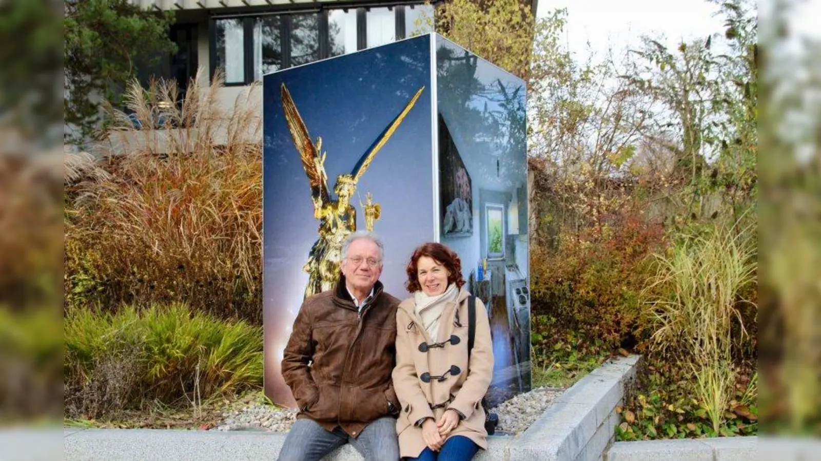 Zusätzlich zur Ausstellung im Alten Rathaus zeigt Fotograf Rainer Viertlböck (neben Katharina Andrelang vom Kunstkreis) das Licht-Schatten-Thema von München München auf Kunstplattform vorm Rathaus. (Foto: us)