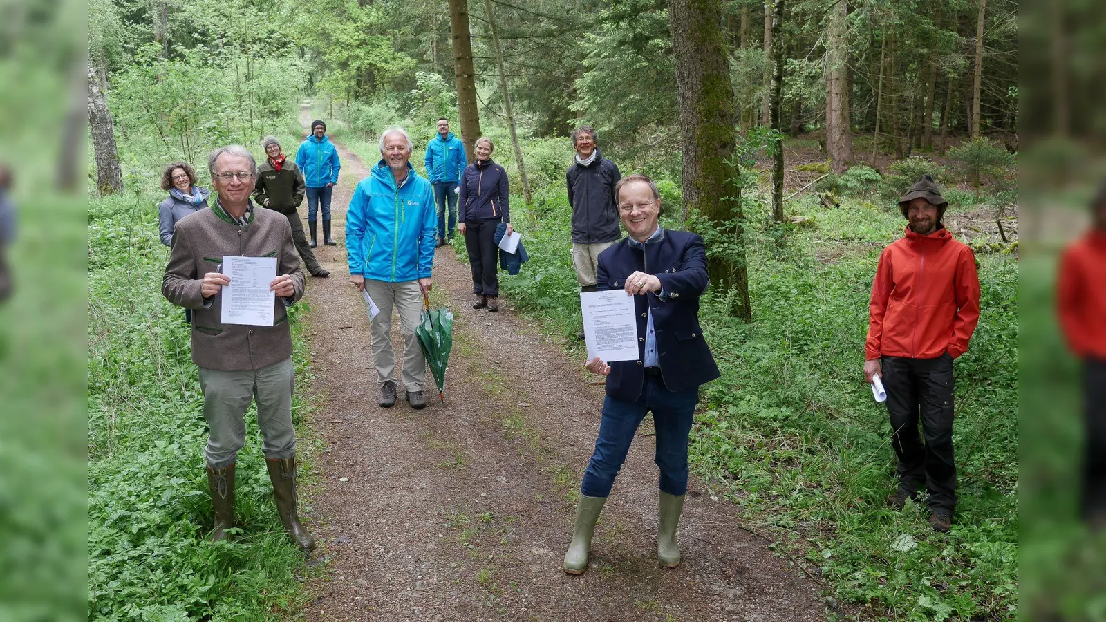 Landrat Robert Niedergesäß und der Chef des Landwirtschaftsamtes (AELF) Dr. Georg Kasberger haben in Gegenwart weiterer Fachleute aus Naturschutz und Wald einen Vertrag über die Betriebsleitung und Betriebsausführung im Landkreiswald durch das AELF unterzeichnet.  (Foto: LRA)