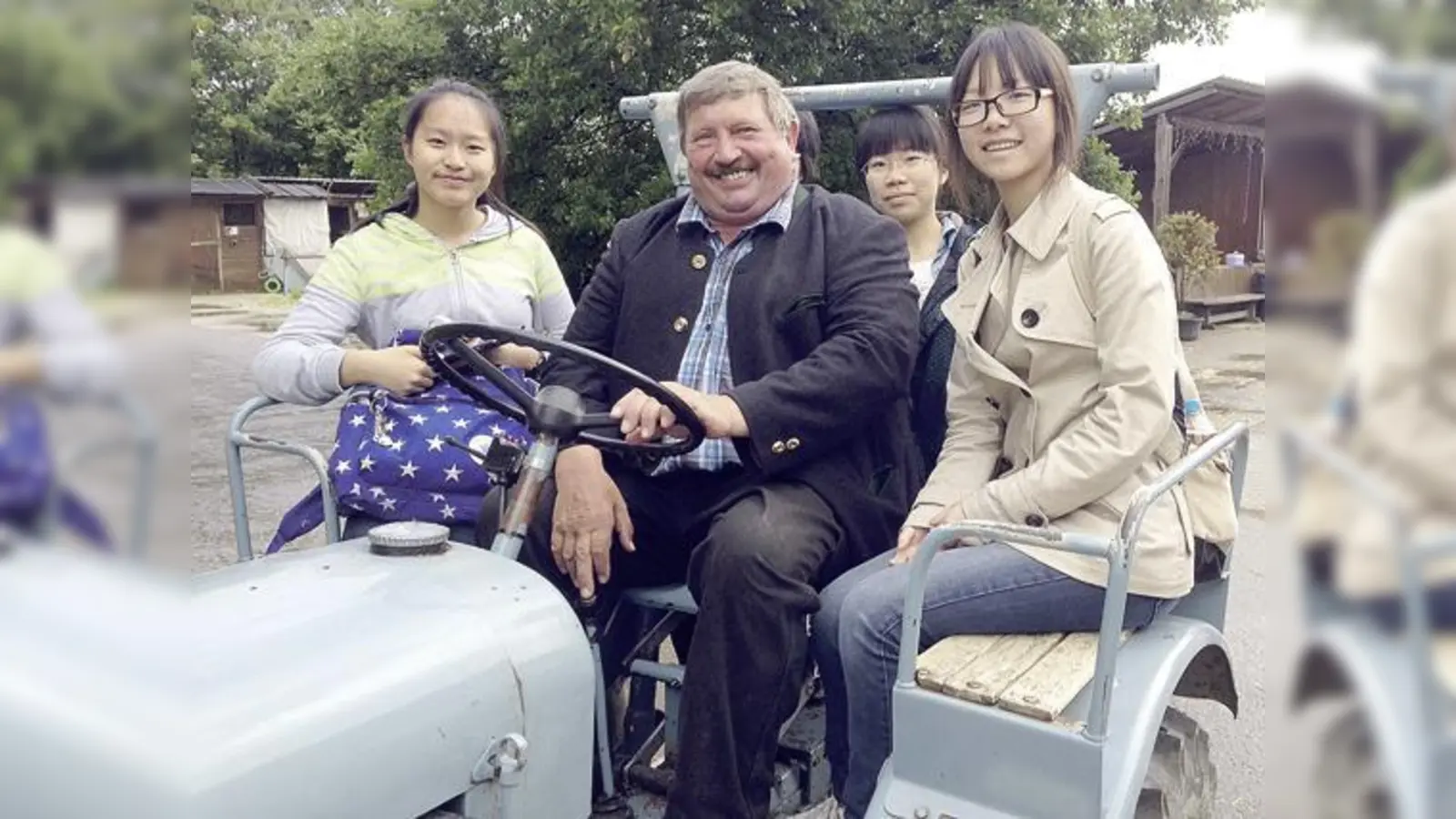 Die Austauschschüler haben gemeinsam mit Georg Reitsberger viel Spaß auf seinem Erlebnishof.	 (F: privat)