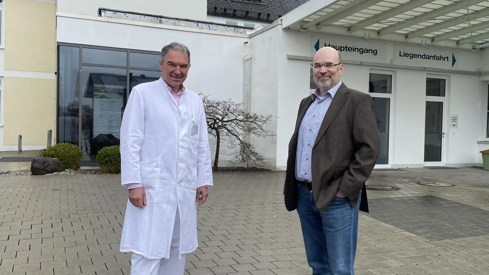 Geschäftsführer der Kliniken, Thomas Weiler (re.), freut sich über den Neuzugang, Chefarzt Georg Gradl. (Foto: pst)