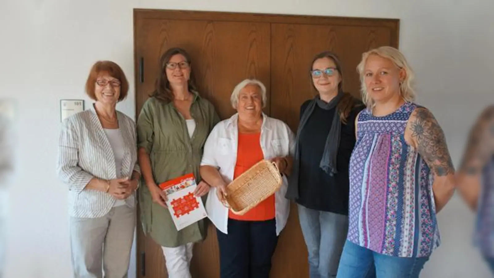 Freuen sich gemeinsam einen Tisch für Sauerlach zu etablieren: (v. l.) Rosi Kahl (Agenda 21) , Claudia Mammach (Caritas), Bürgermeisterin Barbara Bogner, Heidrun Niedermaier (Caritas) und Bettina Sontheimer (Rathaus Sauerlach).  (Foto: hw)