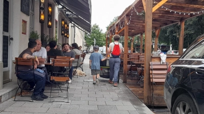 An manchen Freischankflächen wird es für Kinderwägen oder Rollstühle eng, weswegen der Bezirksausschuss gern 1,80 Meter Restgehwegbreite erhalten will. (Foto: kö)