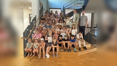 Schüler sammeln Punkte für das Klima. Die beiden Siegerklassen waren mit ihren Lehrerinnen zu Besuch im Rathaus bei Bürgermeister Sebastian Thaler und dem Mobilitätsbeauftragten David Rehbach (r.) . (Foto: © Gemeinde Eching)